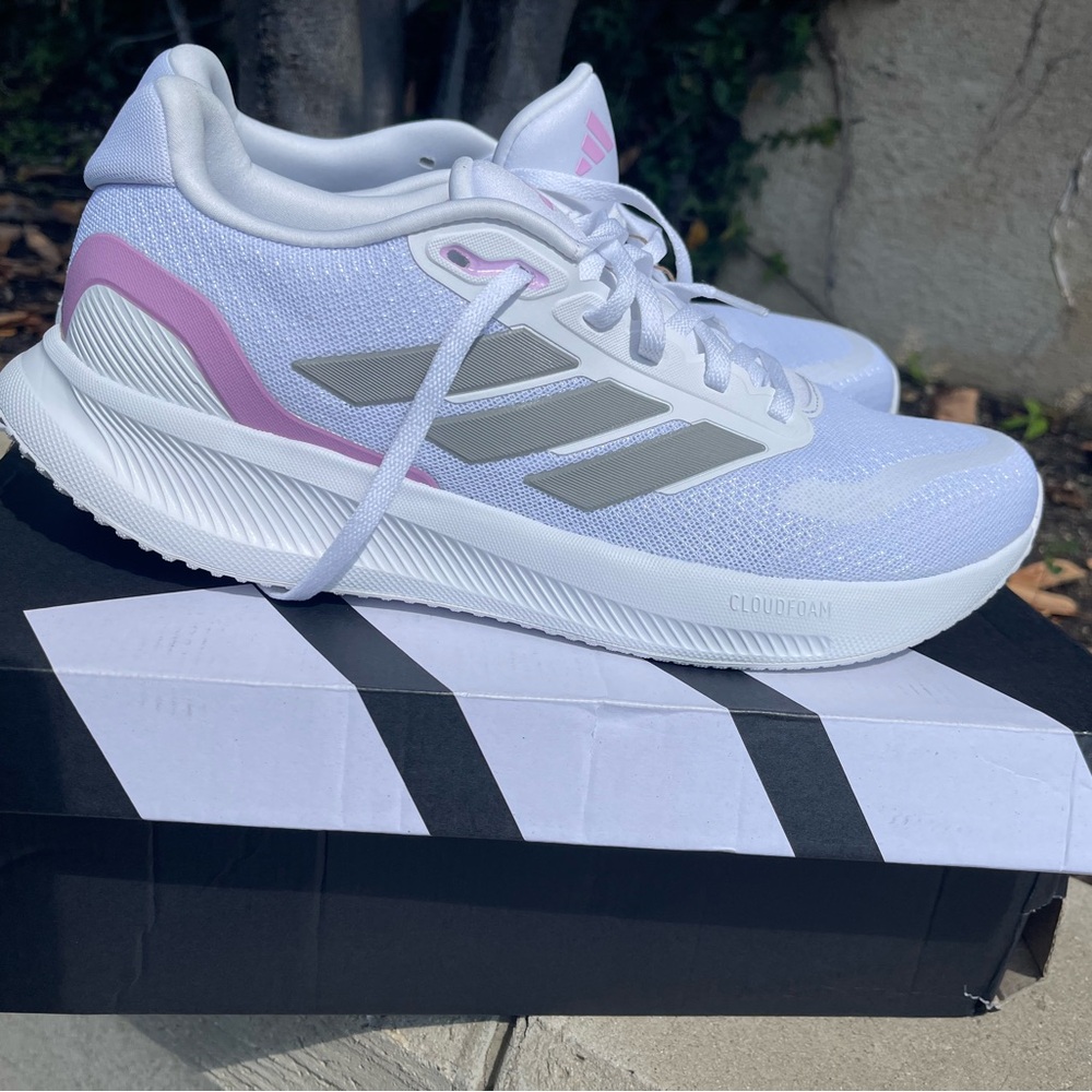 Adidas Women's White and Pink Athletic Shoes

RUNFALCON 5 W